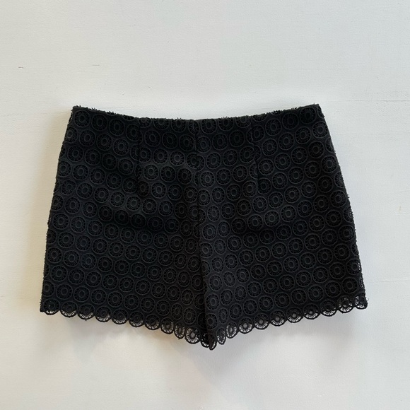 Trina Turk Eyelet Lace Appliqué Scalloped Shorts Black
Pockets Women's Size 2 - Picture 12 of 12